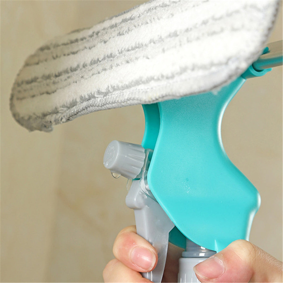 4-in-1 Window Cleaning Kit with Spray Bottle, Squeegee, Wiper and Scrub Head - Image 6